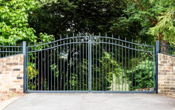 Pagar besi dengan bentuk lengkung yang anggun